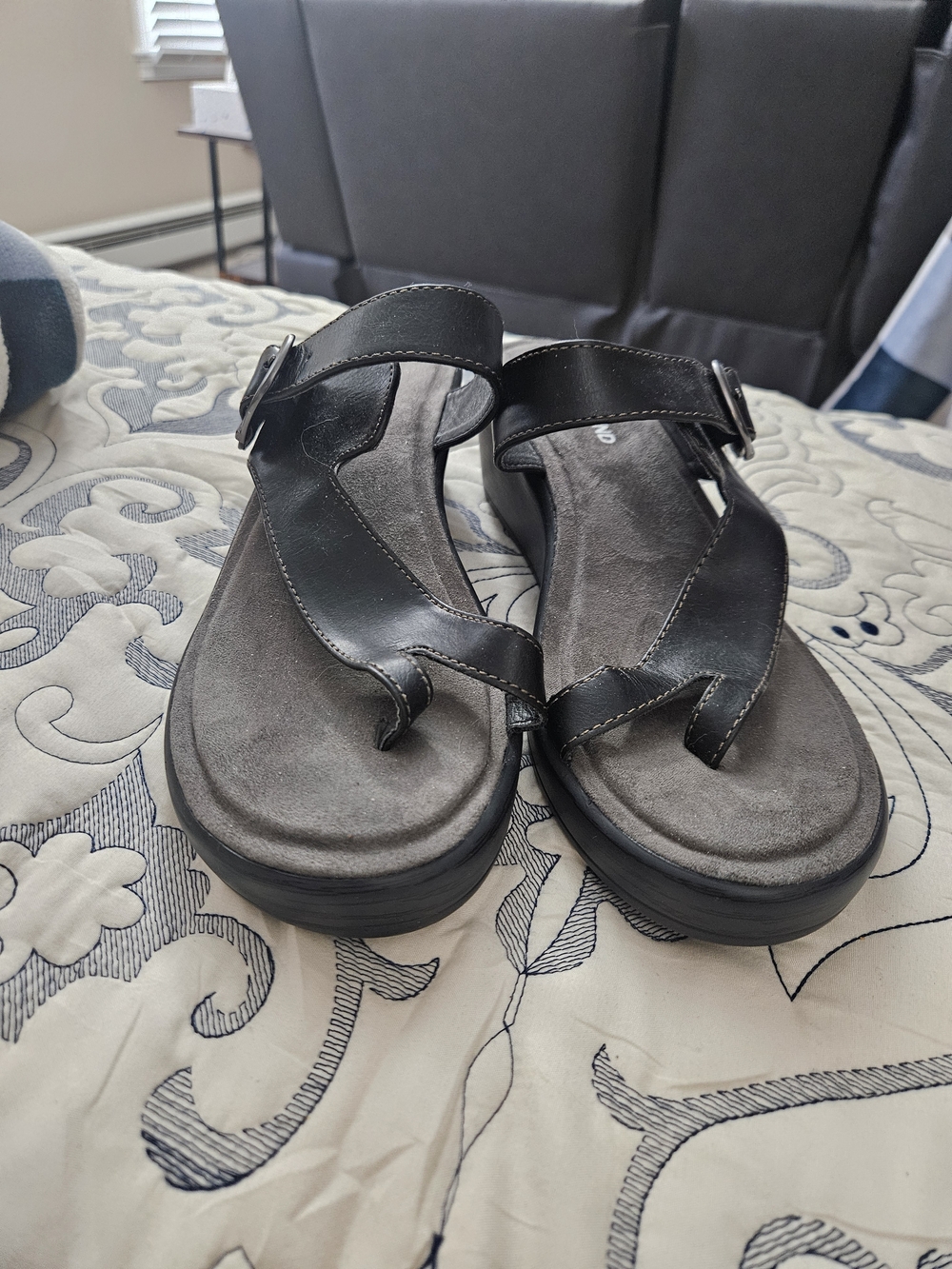 Eastland Black and Gray Leather Thong Sandals